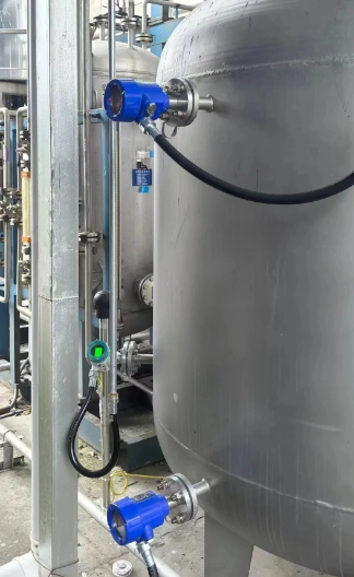 नवीनतम कंपनी के मामले ट्यूनिंग फोर्क लेवल स्विच: कार्य सिद्धांत, लाभ और औद्योगिक अनुप्रयोग