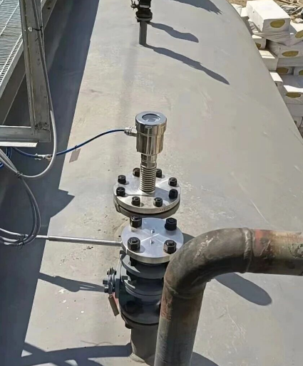 नवीनतम कंपनी के मामले निर्देशित तरंग रडार डायलेक्ट्रिक निरंतर में अंतर का उपयोग करके इंटरफ़ेस स्तर को कैसे मापता है?